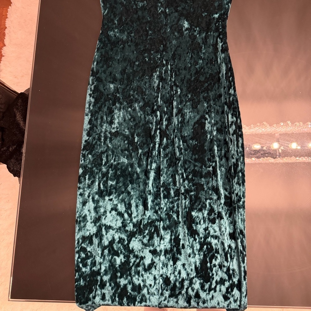 Elegant Velvet Midi Dress in Deep Green - Picture 4 of 5